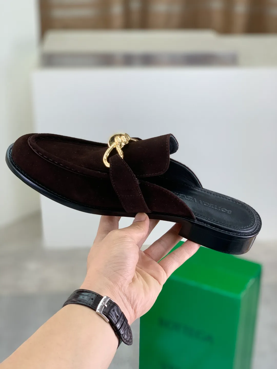 Men's shoes 💰P800 [New model] (genuine leather outsole) water-dyed cow lining 💰High-quality business couple half-slip leather shoes 💎💎💎 BOTTEGA VENETA official website synchronizes the latest top version of BV in the market, accepts material comparison, shoe type comparison, process comparison, practical and textured, versatile and suitable for any occasion, the more you look at it, the more flavorful it becomes. Purely hand-knitted craftsmanship - Upper material, calfskin imported from Italy 🇮🇹 - High-quality water-dyed cowhide lining - Original private model customized leather outsole -Size: Female 35-39 (40 ordered) Male 39-44 (38 45 can be customized) Color: Multiple colors available